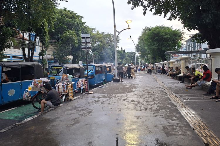 Tak merasa bersalah ngetem di jalur sepeda RSCM, sopir bajaj: Enggak ada yang lewat juga