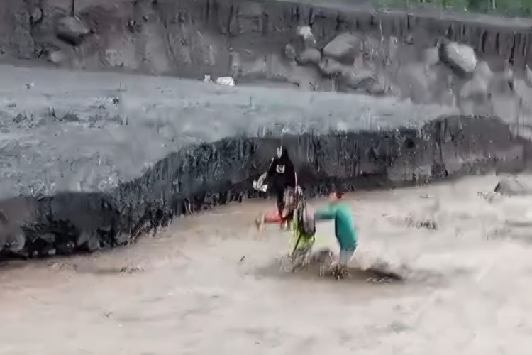 Relawan terseret derasnya banjir lahar hujan Gunung Semeru di Lumajang