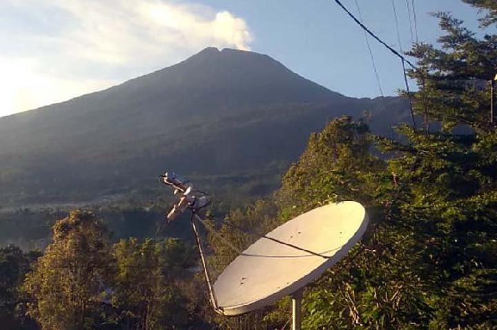 Aktivitas Gunung Slamet terpantau meningkat sejak Sabtu