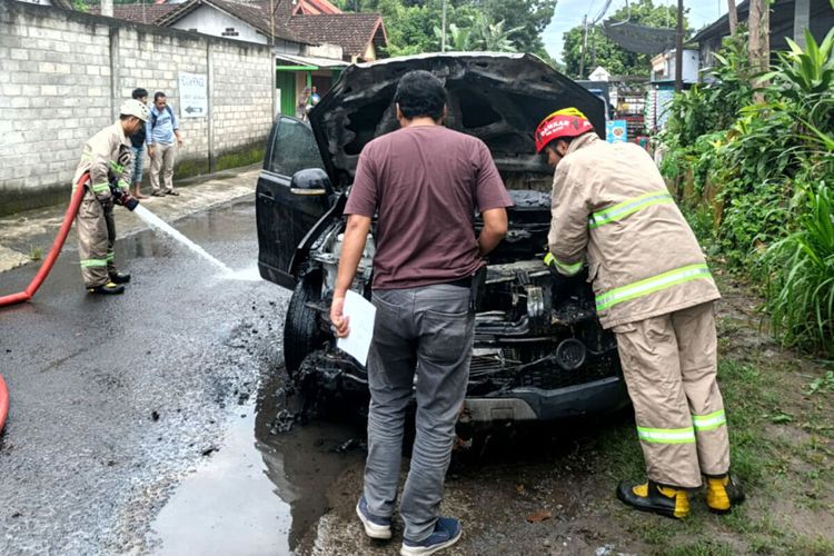 Chevrolet Captiva terbakar saat melaju di Blitar, pemilik rugi Rp 80 juta