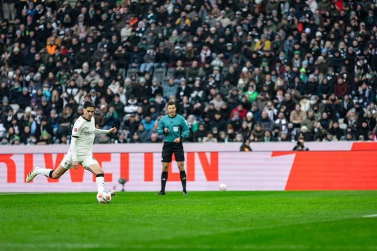 Kevin Diks cetak gol, Monchengladbach hancurkan Augsburg 4-0