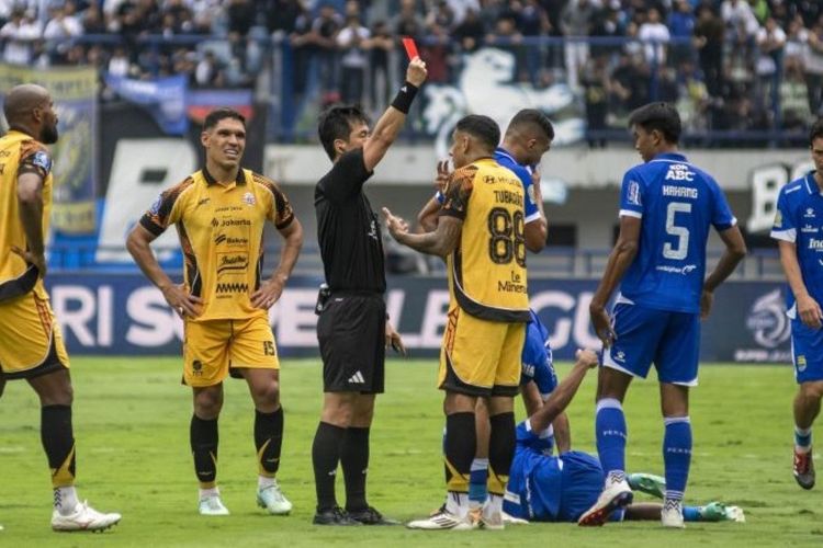 Pelatih Persija menilai Bruno Tubarao pantas dapatkan kartu merah