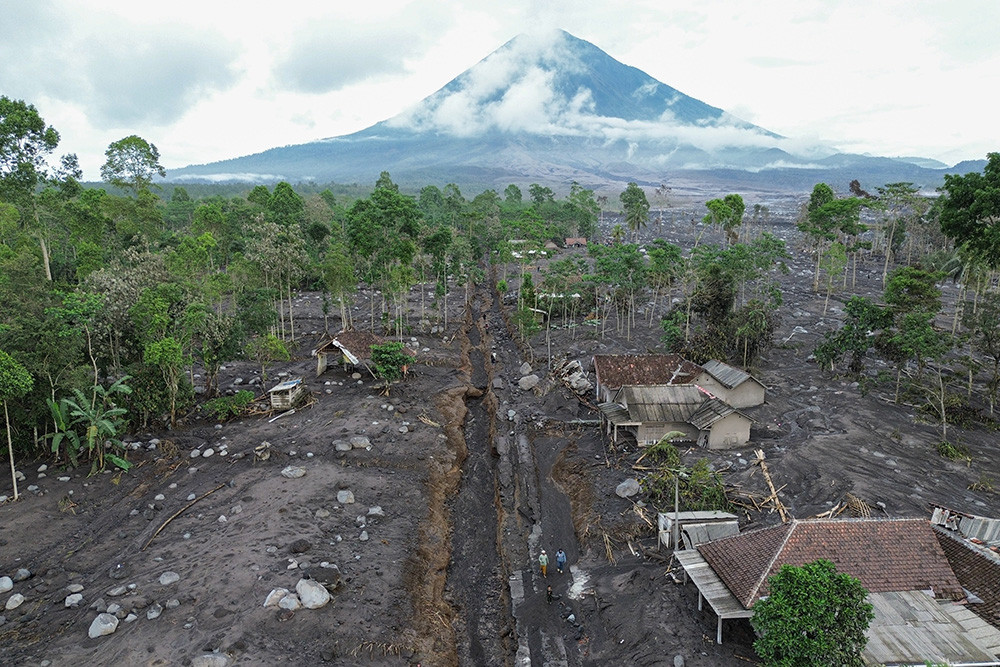 Gunung Semeru erupsi lagi, guguran awan panas meluncur sejauh 5 km