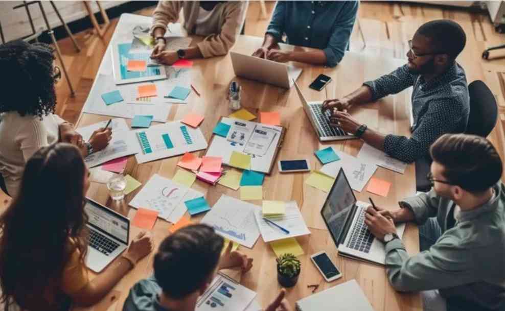 Kompetisi atau kolaborasi: Mana yang membesarkan trainer?