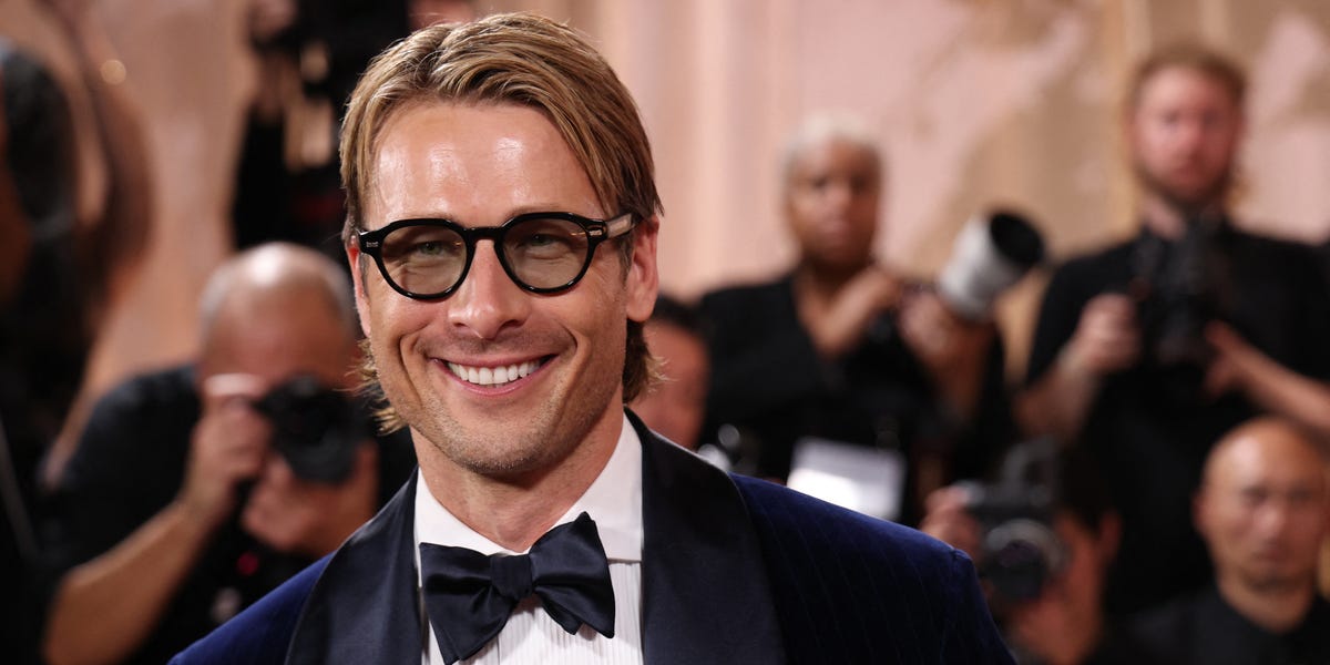Glen Powell just arrived at the Golden Globes in a midnight blue tux
