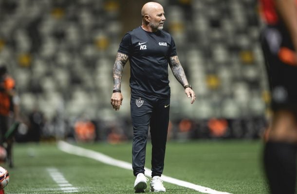 Sampaoli cita falta de diálogo com Hulk e pressiona Atlético por definição imediata do elenco