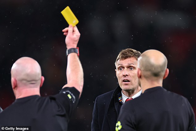 El furioso entrenador interino del Manchester United, Darren Fletcher, se enfrenta a los árbitros tras la triste derrota del Manchester United.