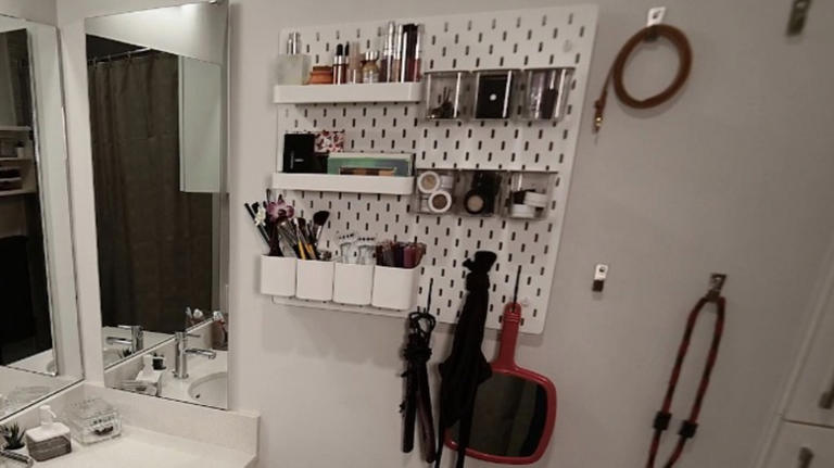 Woman's smart & space-saving IKEA solution keeps any small bathroom ...