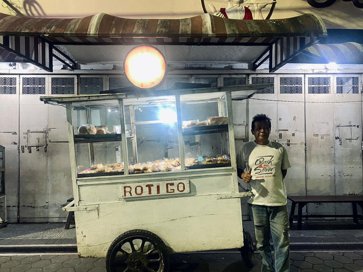 Pak Warsito dan gerobak malam: Penjual roti legendaris Purwokerto