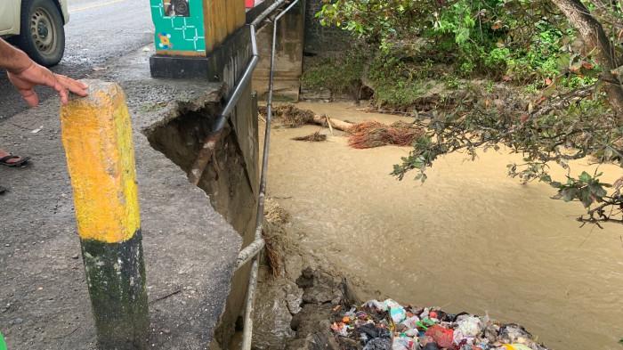 Landasan Jembatan Desa Lero Kecamatan Sindue Tergerus Arus Sungai, nyaris amblas
