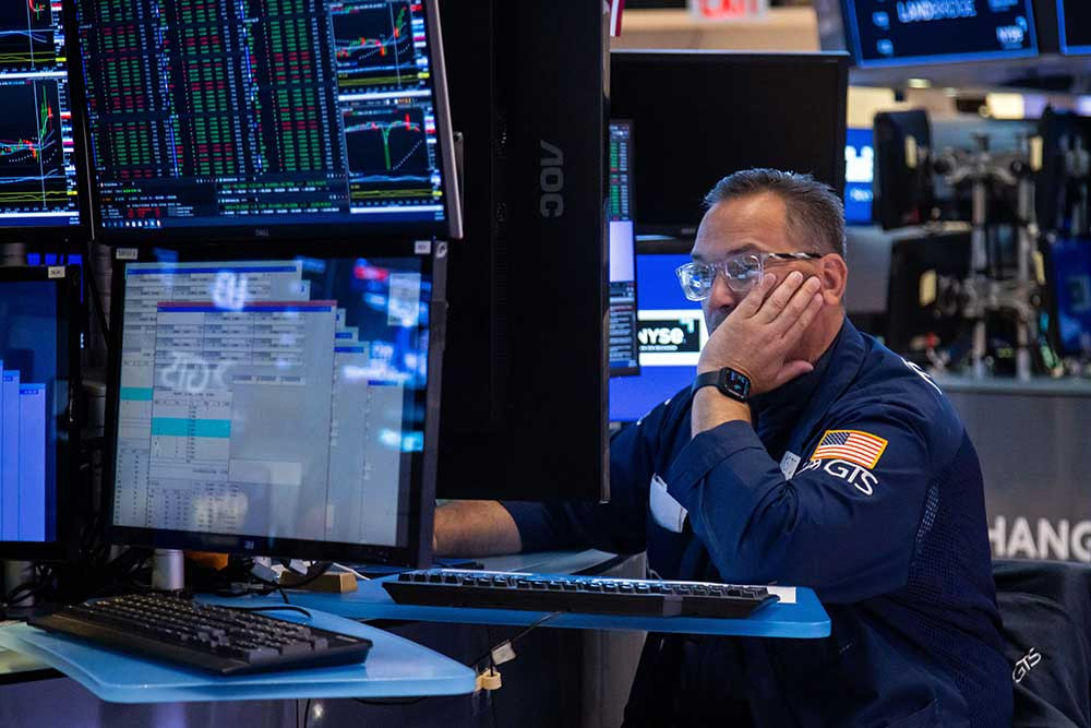 Wall Street berisiko bergejolak, musim laporan keuangan & data inflasi jadi ujian