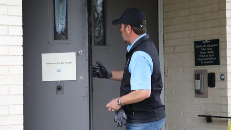 Sospechoso arrestado después de que un incendio destruyera la única sinagoga en Jackson, Mississippi, seis décadas después de un atentado del KKK.