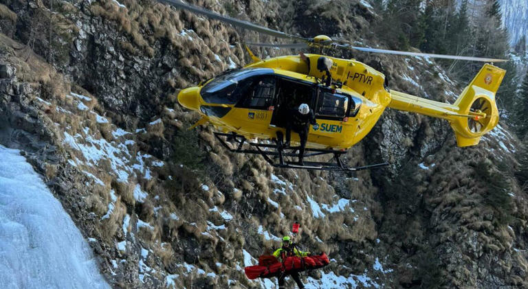 Escursionista scivola ai piedi della cascata di ghiaccio in Val di ...