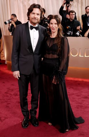 Jason Bateman and Amanda Anka attend the 83rd annual Golden Globe Awards at The Beverly Hilton on January 11, 2026 in Beverly Hills, California.