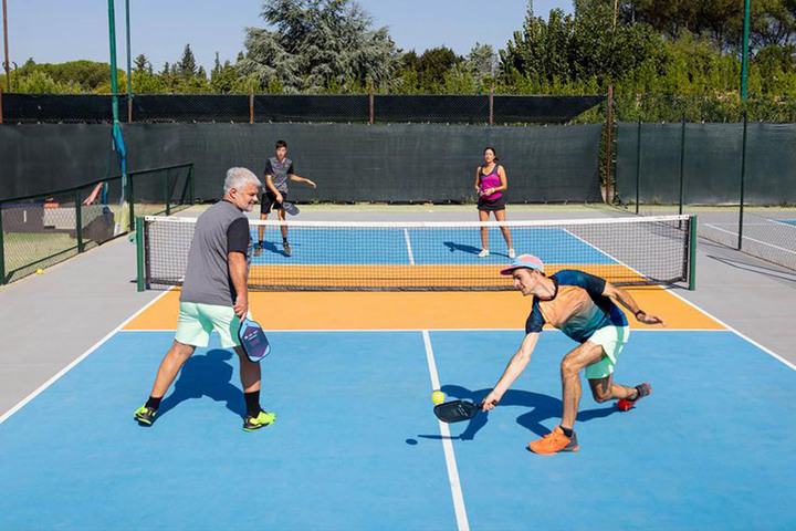 Một thói quen khi chơi pickleball tiềm ẩn nguy cơ phải gác vợt