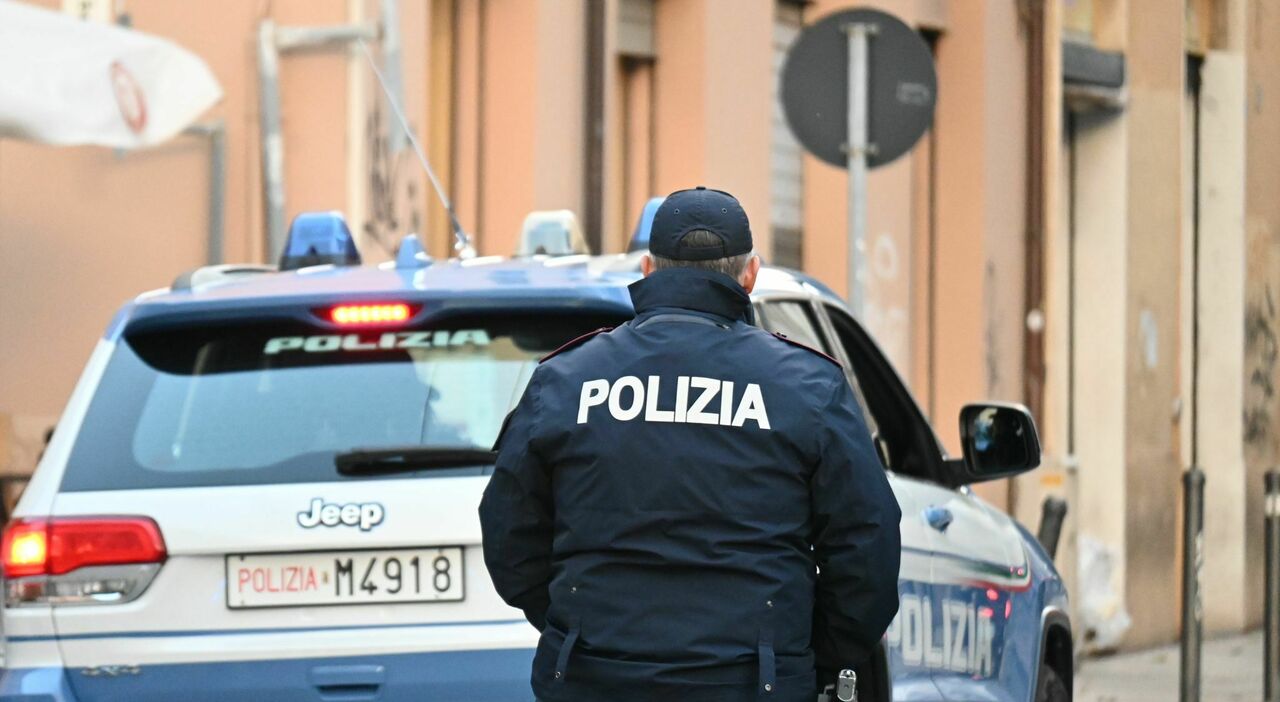 Crolla per strada colpito da un malore a Osimo: poliziotto lo salva con ...