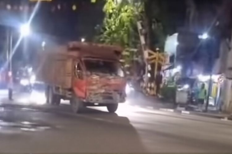 Mogok saat melintasi rel, truk tertabrak kereta bandara di Green Garden