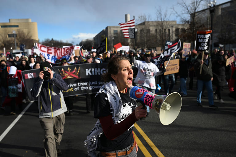 Cientos de personas protestan en Washington D.C. frente a la sede de ICE por el asesinato en Minneapolis