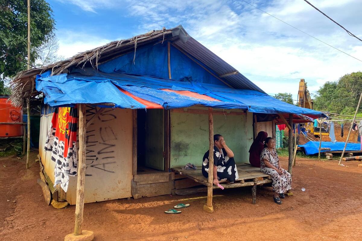 Jalan aspal di perbatasan terputus, sisi lainnya masih tanah, warga: Pejabat cuma janji-janji saja