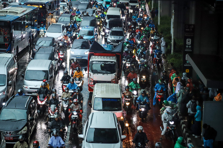 Foto: Hujan deras sejak dini hari picu kemacetan di Pancoran