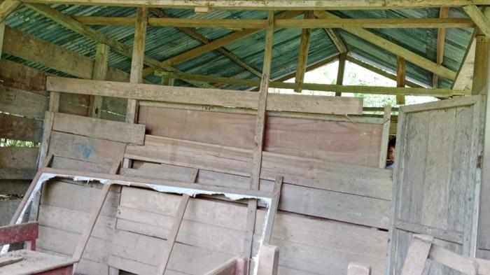Hanya 1,5 jam dari pusat kota, Siswa SD Uhaimate Mamuju belajar di kelas bak kandang selama 16 tahun