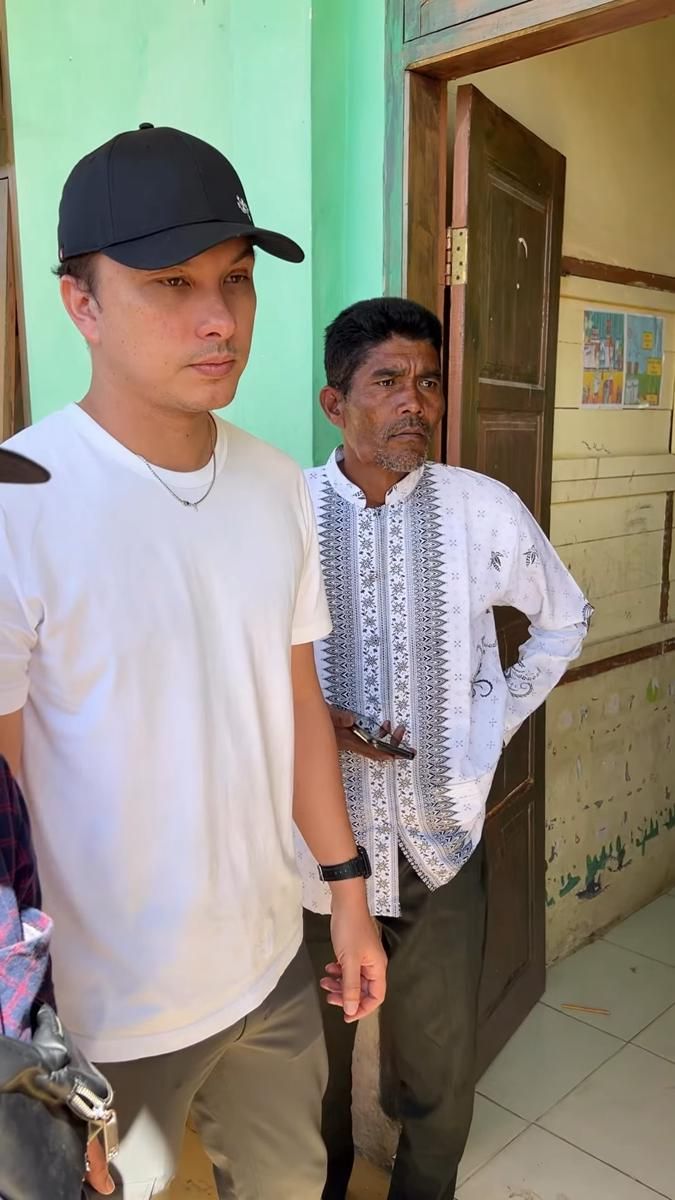 7 potret Nicholas Saputra salurkan bantuan ke sekolah di Aceh Tengah