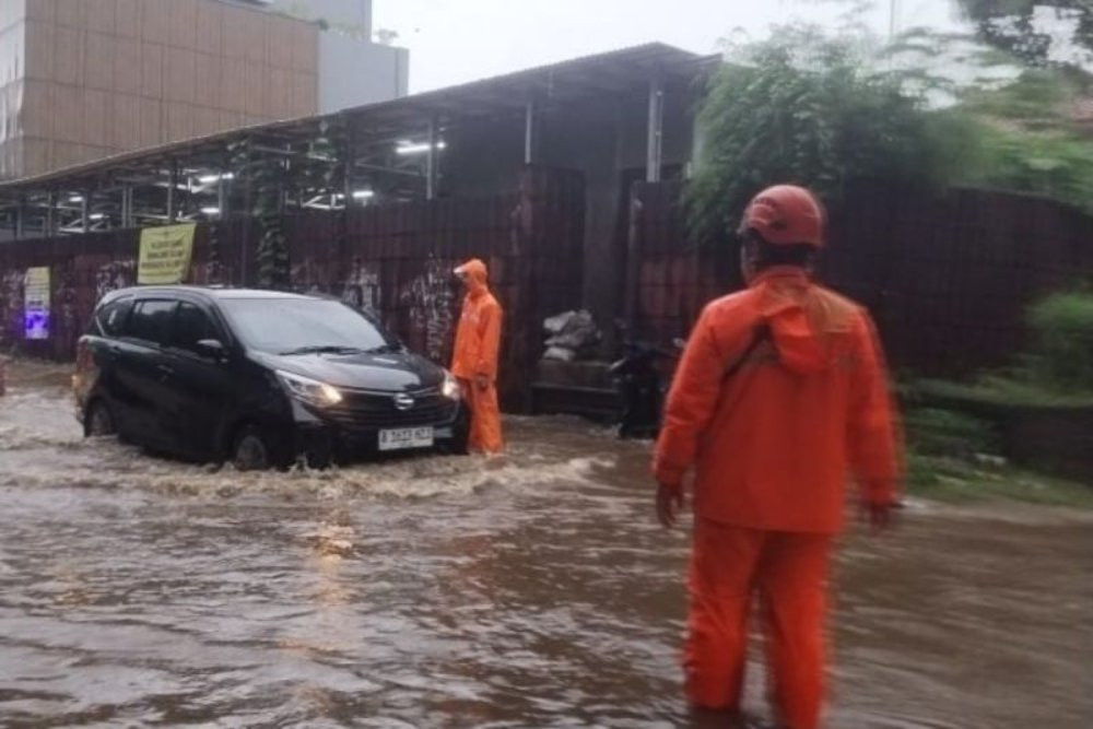 Hujan deras guyur Jakarta Senin (12/1): 10 RT dan 23 ruas jalan terendam banjir