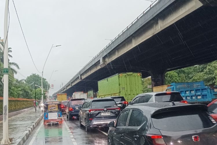 Jalan Letjen Suprapto Jakpus macet parah, bus Transjakarta stuck