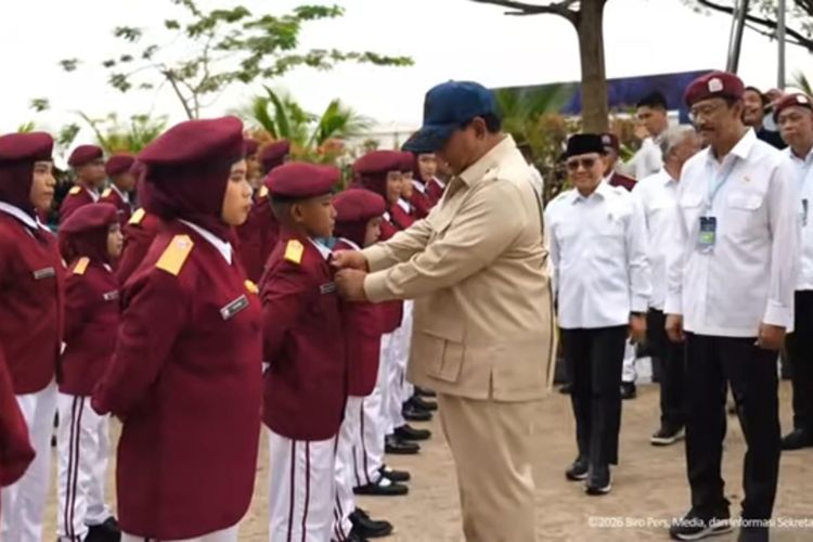 Tiba di Sekolah Rakyat Banjarbaru, Prabowo disambut yel-yel hingga perbaiki dasi siswa