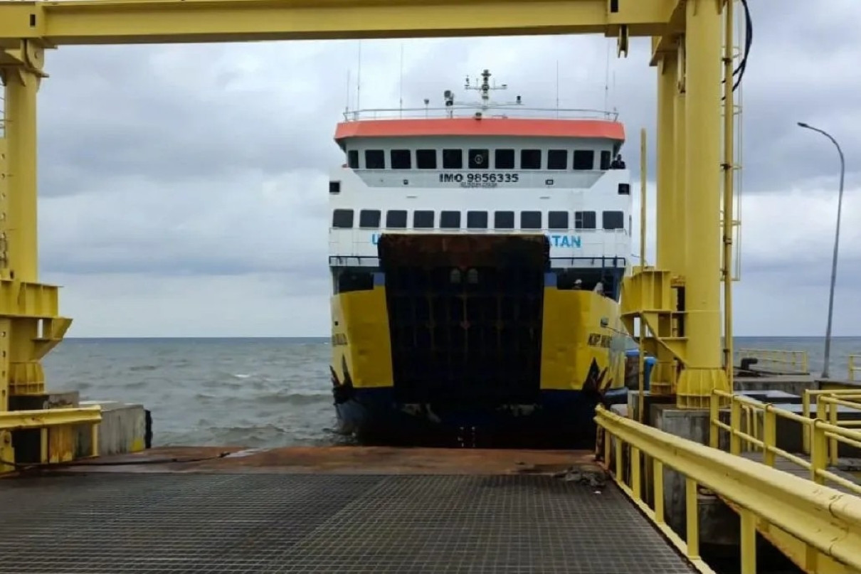 Cuaca buruk, KMP Dharma Kartika tertahan di Pelabuhan Jangkar Situbondo