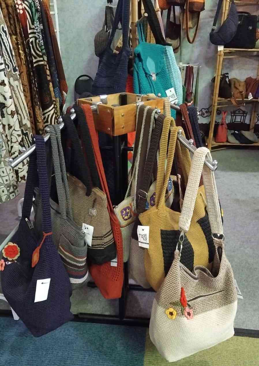 Tas bahu dan tas selempang, pilihan saat nongkrong sepulang kajian