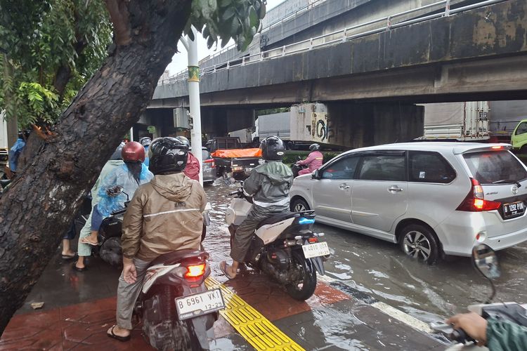 Kelapa Gading arah Sunter macet total akibat banjir di Jalan Yos Sudarso