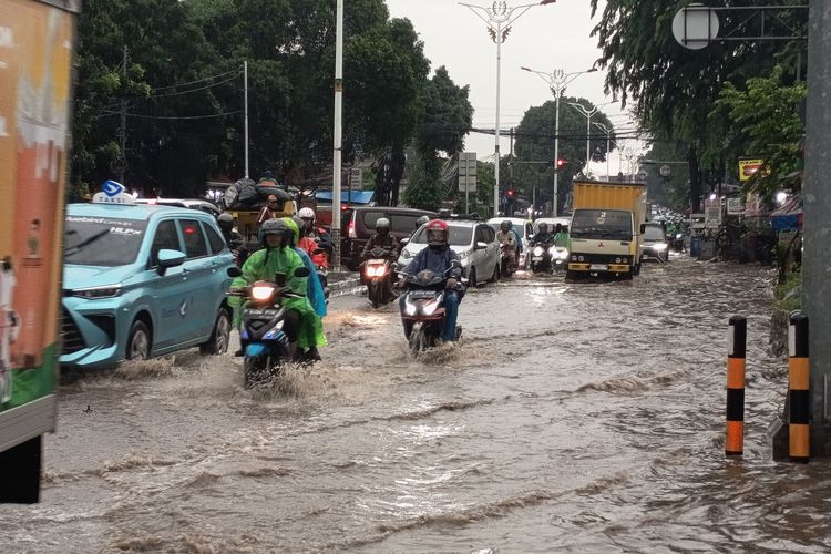 Banjir rendam sejumlah ruas Jakarta, lalu lintas padat sejak pagi