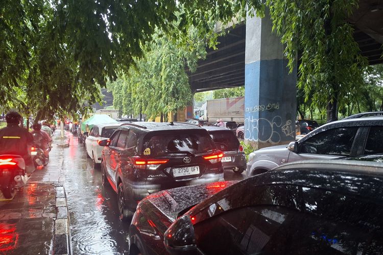 Macet parah di Kelapa Gading, sopir tinggalkan mobil untuk beli gorengan