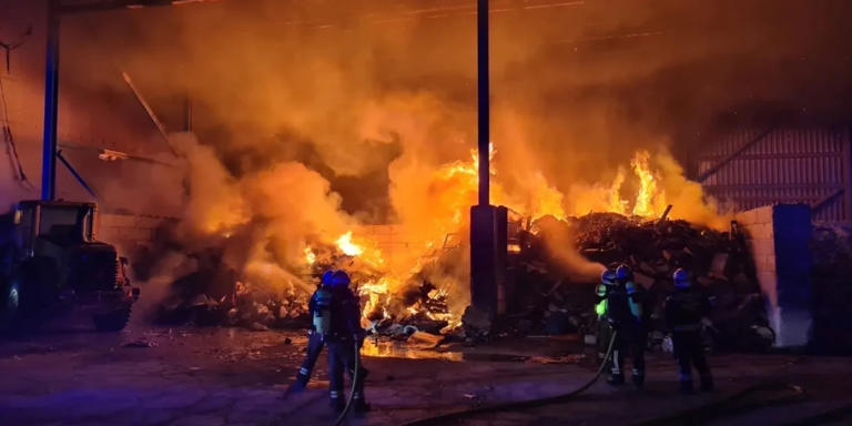 Großbrand in Wien: Flammen schlugen aus Firmengebäude