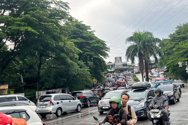 Hujan sejak pagi, lalu lintas GDC Depok padat merayap