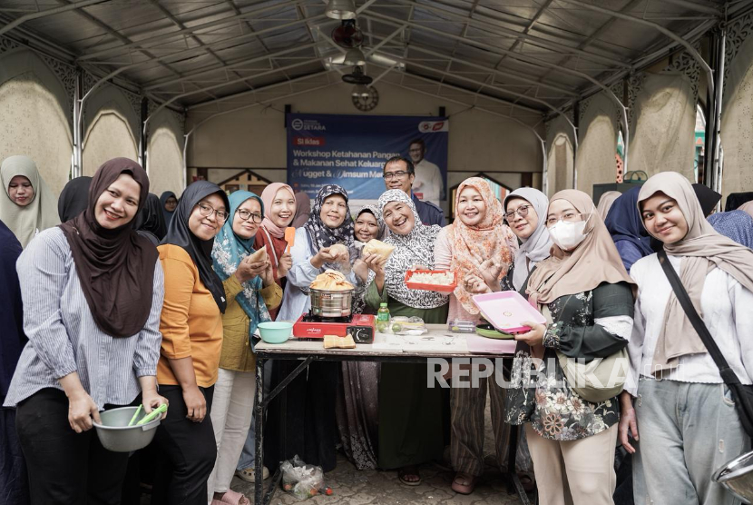 Emak-emak di Beji dilatih olah produk makanan agar mandiri secara ekonomi