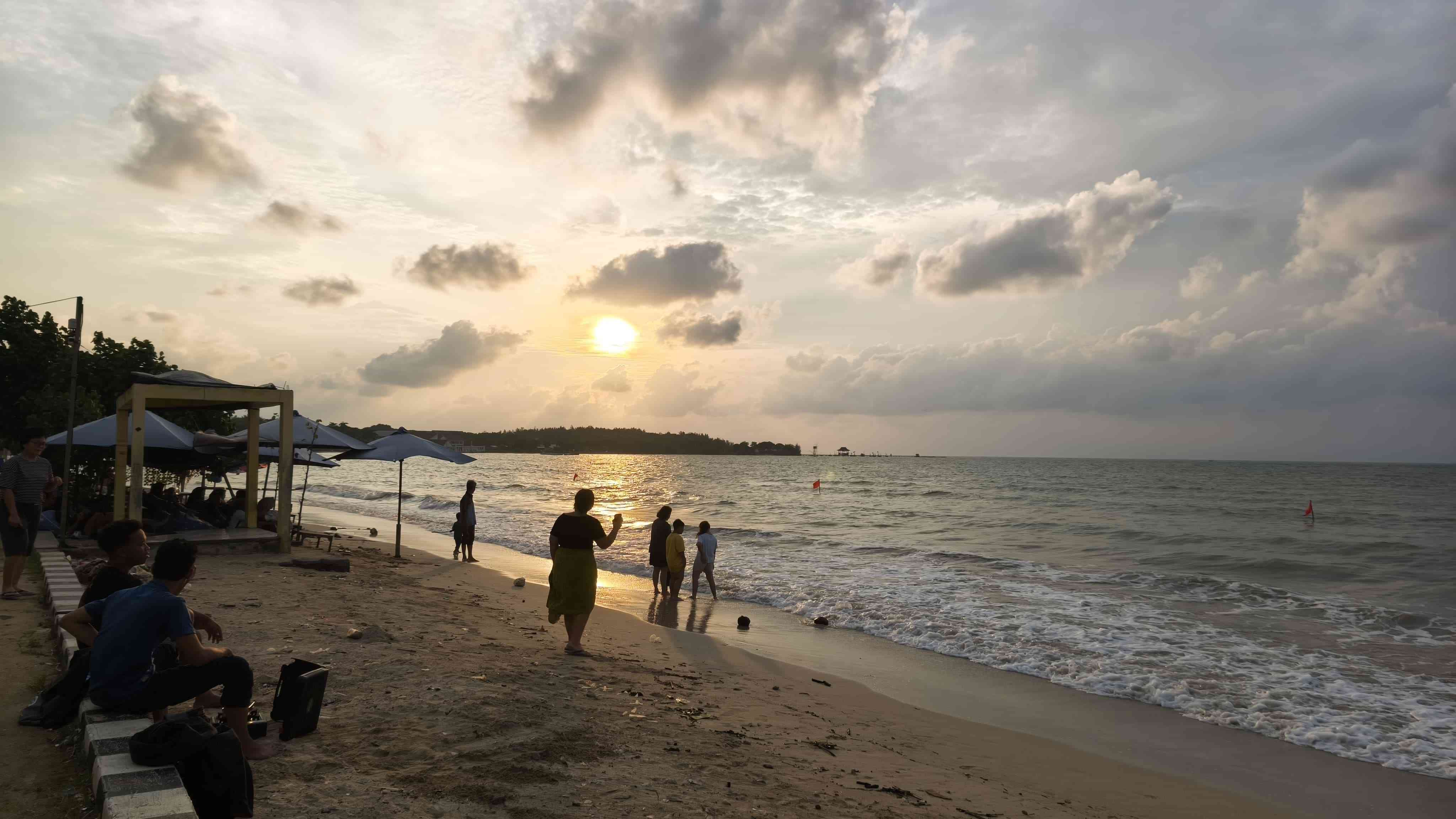 Menamatkan sore di pantai-pantai Jepara