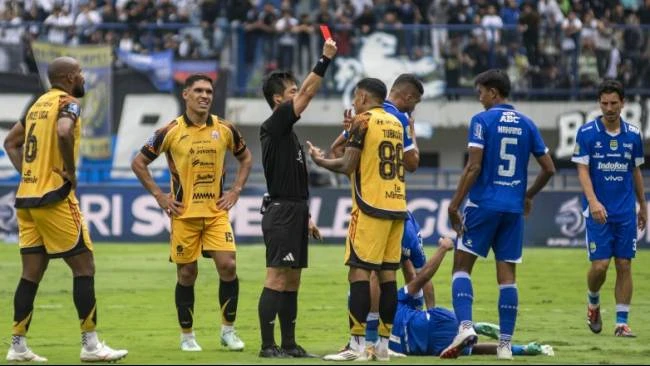 Pelatih Persija murka ke Bruno Tubarao yang dikartu merah saat kalah dari Persib: Sikap tidak dewasa