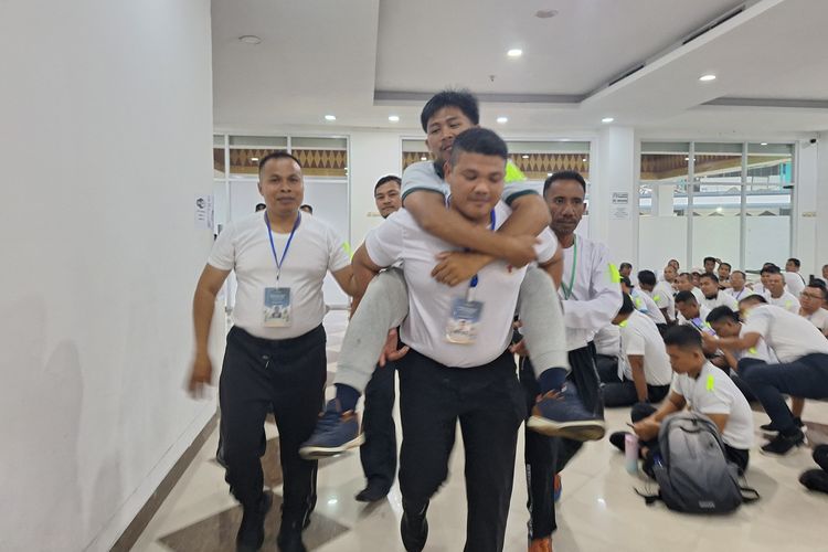Calon petugas haji dilatih evakuasi dan pertolongan pertama pada jamaah haji