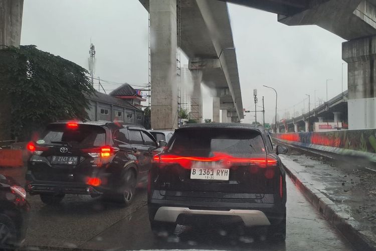 Hujan deras, pengendara terjebak macet berjam-jam di Tol Wiyoto Wiyono