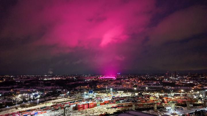 Fenomena, lampu stadion bikin langit malam Birmingham pink