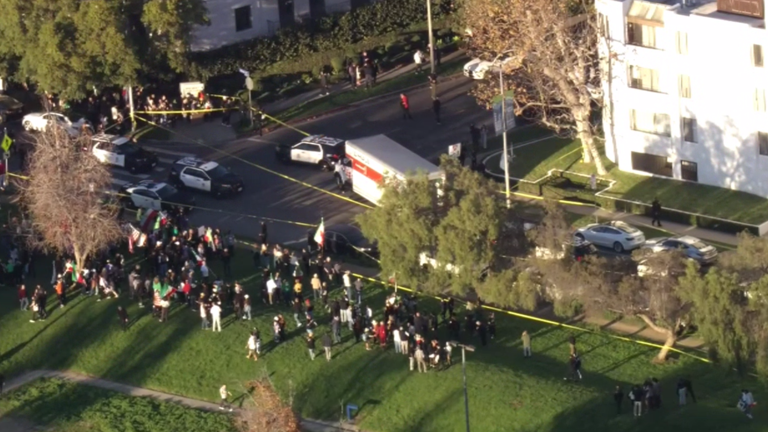 Un camión de U-Haul embiste a una multitud de manifestantes en Los Ángeles durante una manifestación contra el régimen iraní.