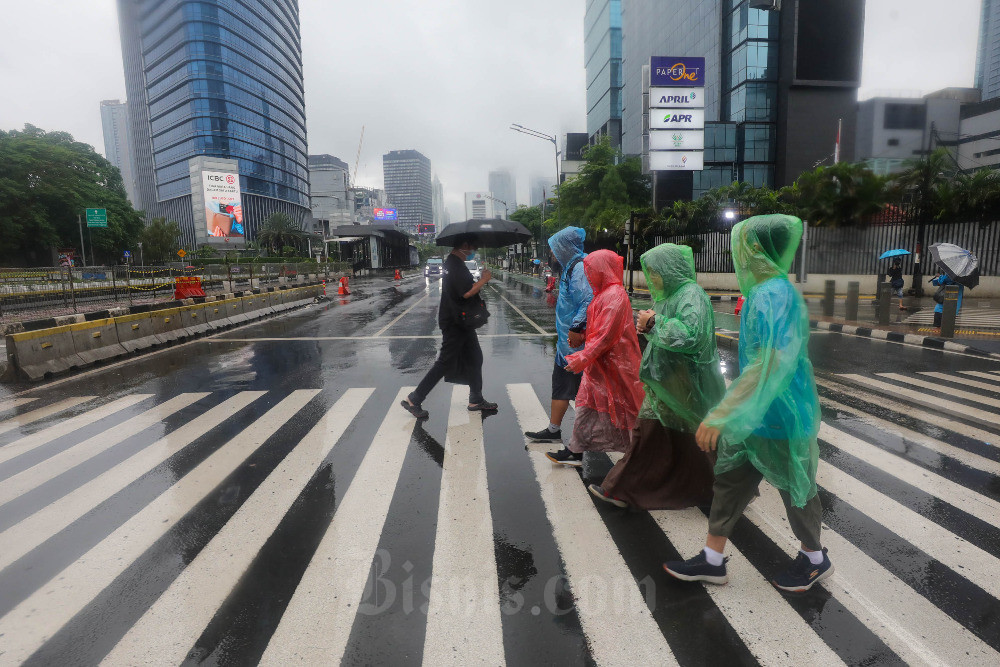 Hujan Jakarta: Cek peringatan dini BMKG, KRL Jabodetabek alami gangguan
