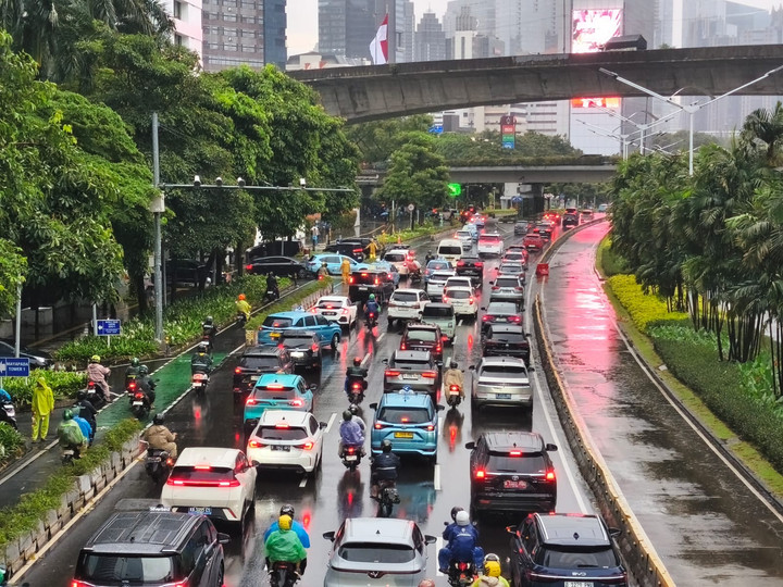 Kondisi jalan Sudirman saat hujan guyur Jakarta Senin pagi