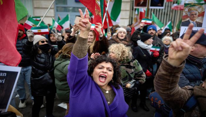شاحنة تدهس محتجين رافضين للنظام الإيراني في لوس أنجلوس