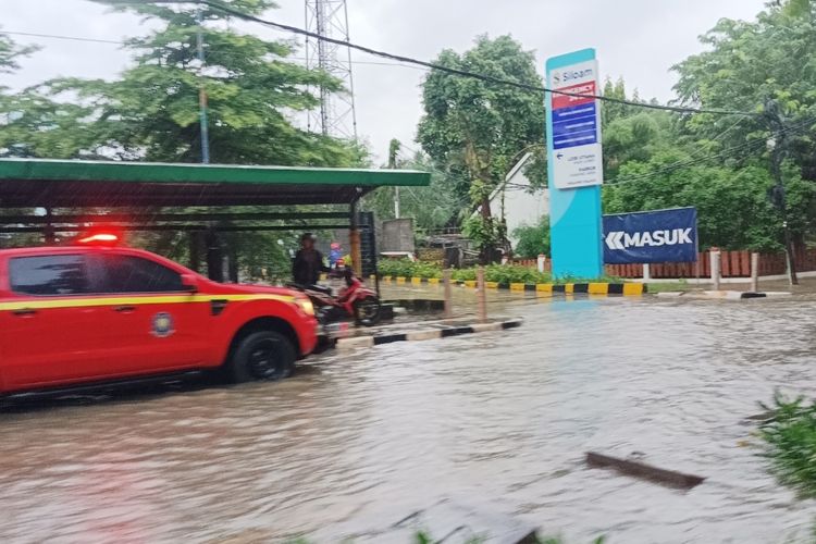 Hujan deras, banjir setinggi 30 cm rendam Jalan Letjen Suprapto Cempaka Putih