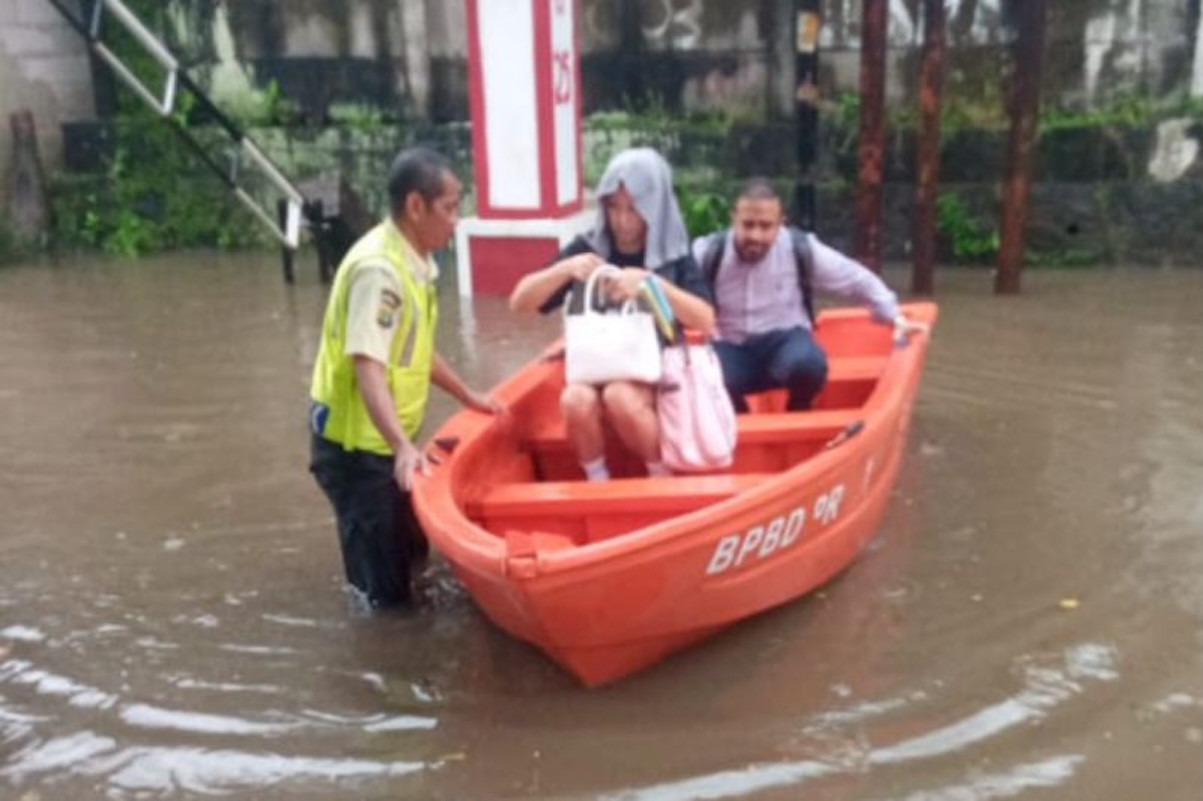 Banjir Jakarta kian meluas, 23 ruas jalan & 10 RT terendam