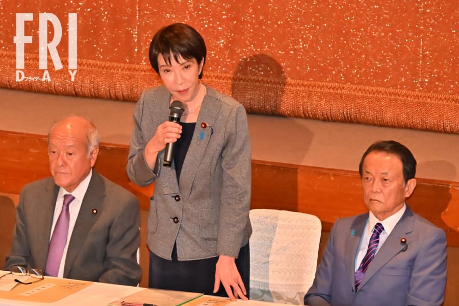 解散総選挙を強く推しているという麻生太郎副総裁（右）と高市首相