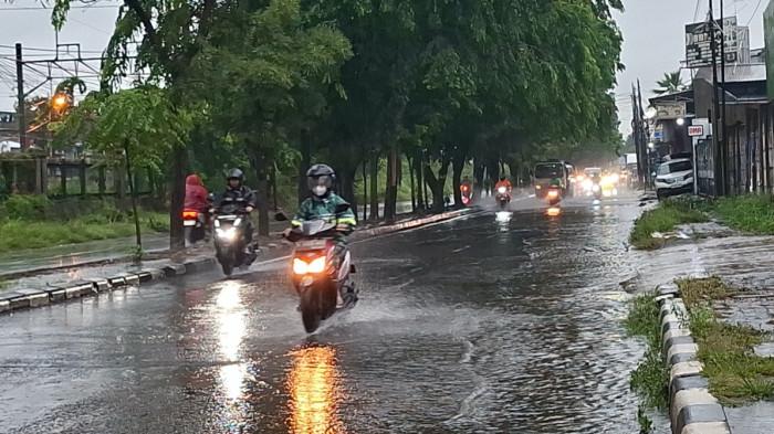 Pedagang jas hujan raup cuan di tengah guyuran musim penghujan